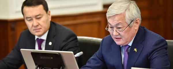 Бердибек Сапарбаев во время заседания правительства Бердибек Сапарбаев во время заседания правительства - Sputnik Казахстан
