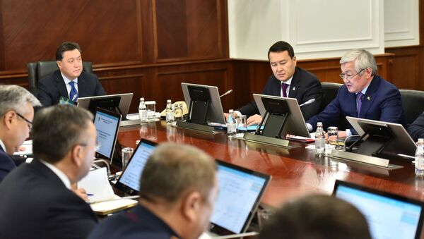 Бердибек Сапарбаев во время заседания правительства - Sputnik Қазақстан