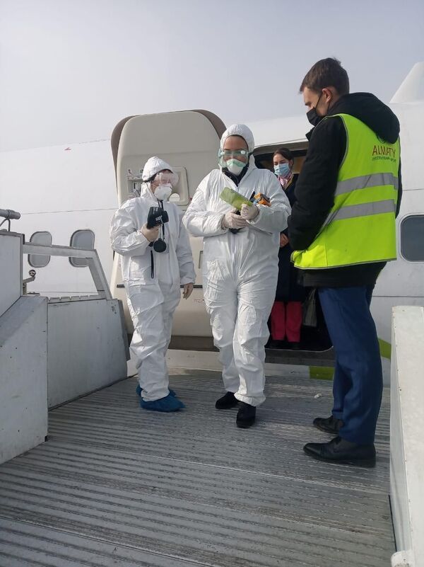 В поликлиниках Алматы прошли учения на случай коронавируса - Sputnik Казахстан