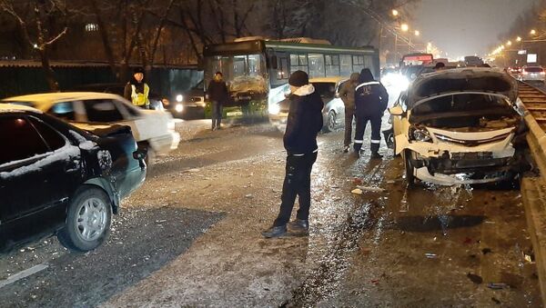 Четыре машины и автобус столкнулись на ул. Саина - Sputnik Казахстан