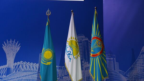 Флаги Казахстана, Нур-Султана и партии Nur Otan - Sputnik Казахстан