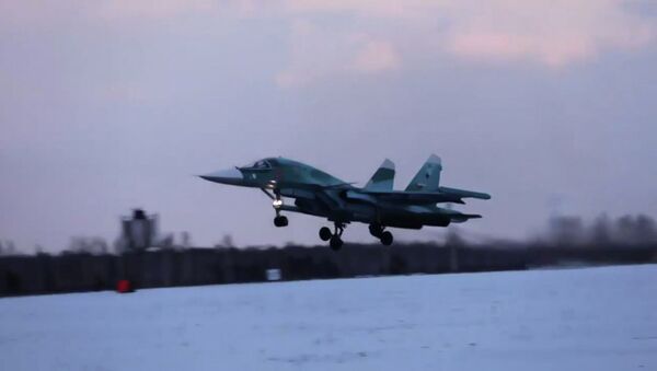 Адский утенок: Cу-34 провели маневры в небе над Уралом - видео - Sputnik Казахстан