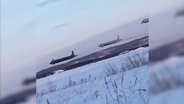 Кадры экстремального полета российских противолодочных самолетов Ил-38 - видео - Sputnik Казахстан