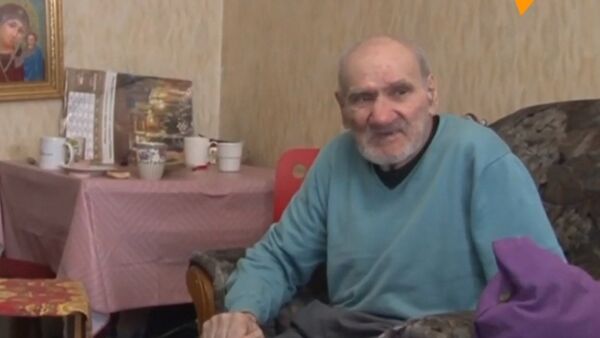 Семья приютила бездомного дедушку - видео - Sputnik Казахстан