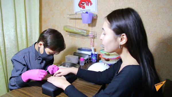 Подросток в Казахстане делает маникюр и зарабатывает на лечение брата - видео - Sputnik Казахстан