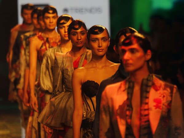 Модели во время презентации коллекции House of Three X Tantajo на Неделе моды Lakme 2020 Summer/Resort fashion show в Мумбаи - Sputnik Казахстан