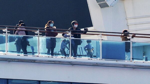 Пассажиры стоят на палубе круизного судна Diamond Princess - Sputnik Казахстан