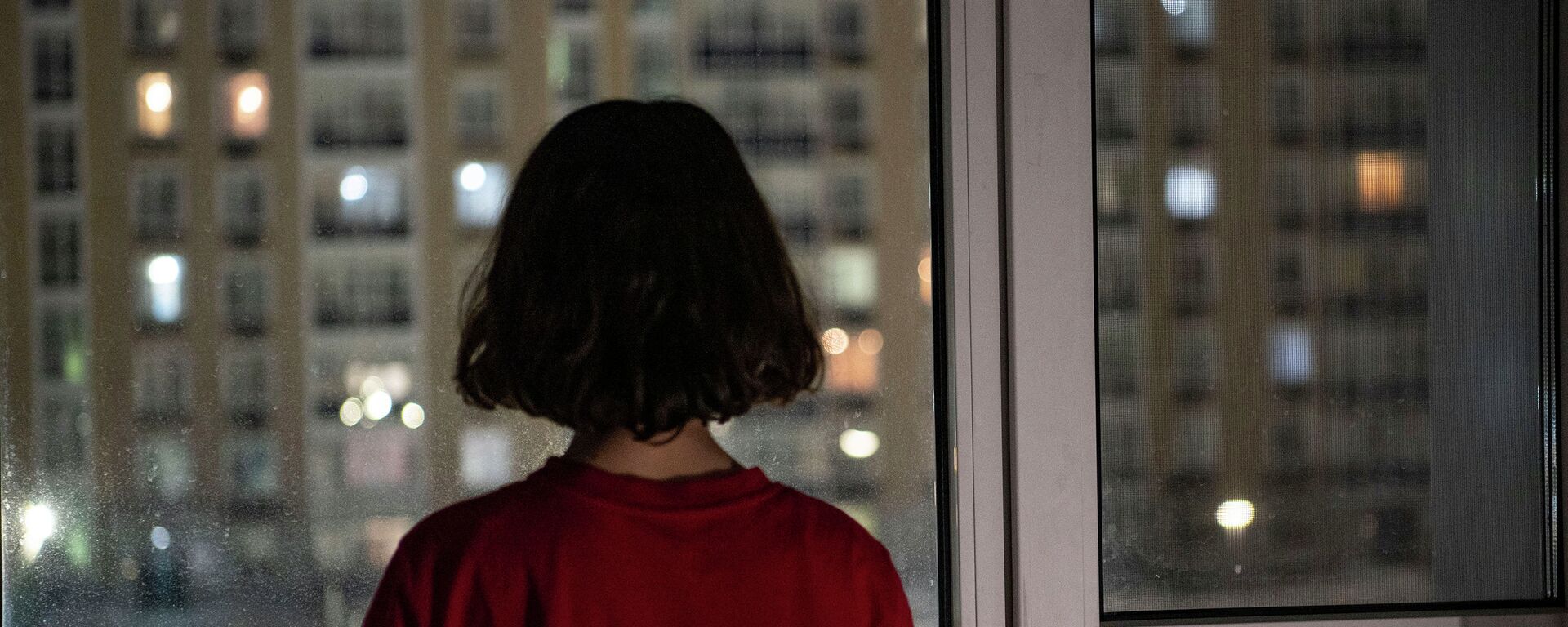 Девочка смотрит в окно - Sputnik Казахстан, 1920, 12.02.2021