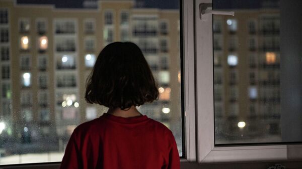 Девочка смотрит в окно - Sputnik Казахстан