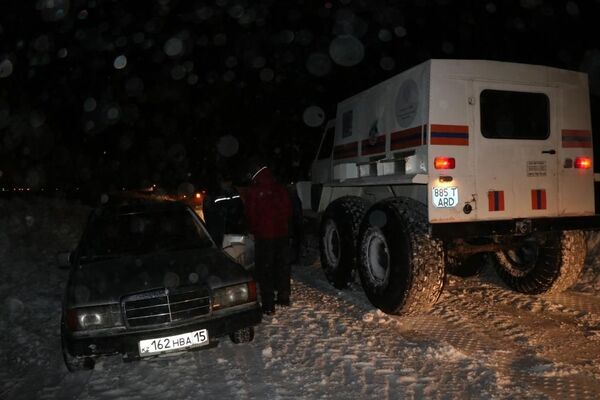 Более 200 человек вызволены из снежного плена на севере Казахстана Более 200 человек вызволены из снежного плена на севере Казахстана - Sputnik Казахстан