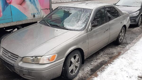 Водитель Toyota Camry сбил пешехода, который стоял у припаркованного авто - Sputnik Казахстан