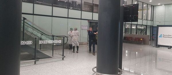 Медики в аэропорту Нур-Султана - Sputnik Казахстан