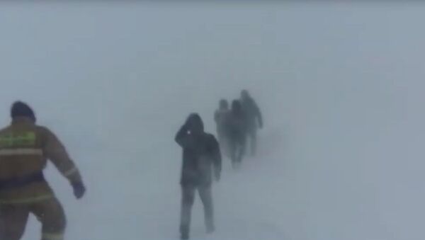 Метели в Казахстане: людей выводили из снежных заносов по веревке - видео - Sputnik Казахстан