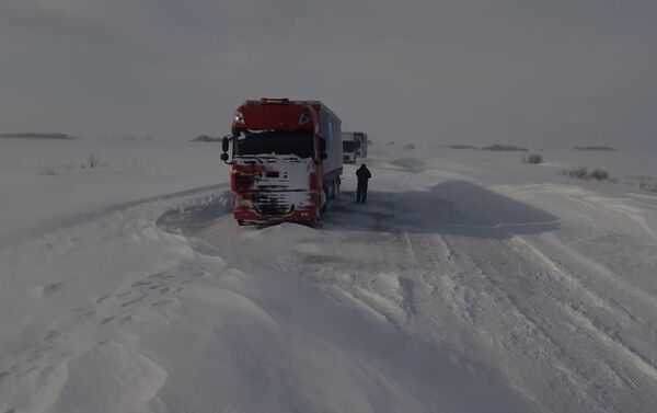 Работы по спасению людей из снежного плена продолжаются в СКО - Sputnik Казахстан