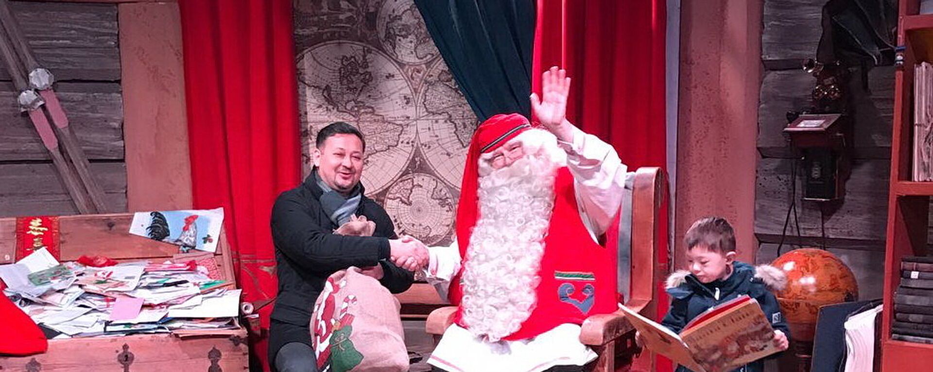 Финский Санта Клаус передал подарки казахстанским детям с синдромом Дауна - Sputnik Казахстан, 1920, 28.12.2016