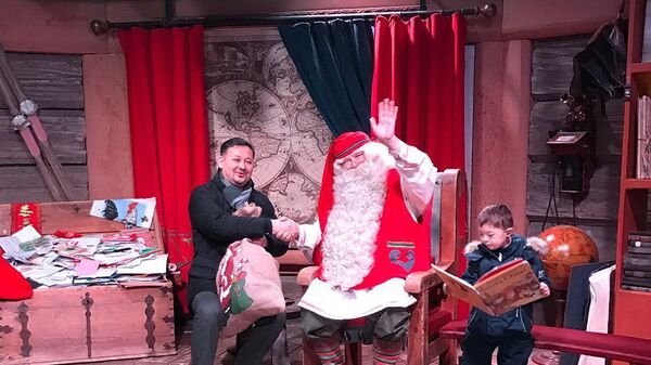 Финский Санта Клаус передал подарки казахстанским детям с синдромом Дауна - Sputnik Казахстан