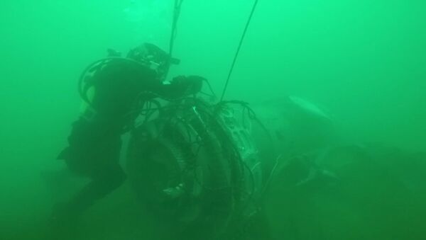 Работа водолазов МЧС РФ по поиску под водой и подъему фрагментов Ту-154 - Sputnik Казахстан