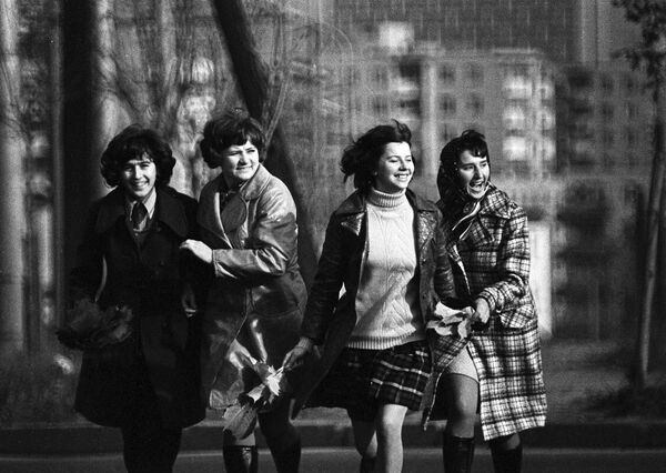 Девушки в апреле на улице Минска, Белорусская ССР, 1974 год - Sputnik Казахстан