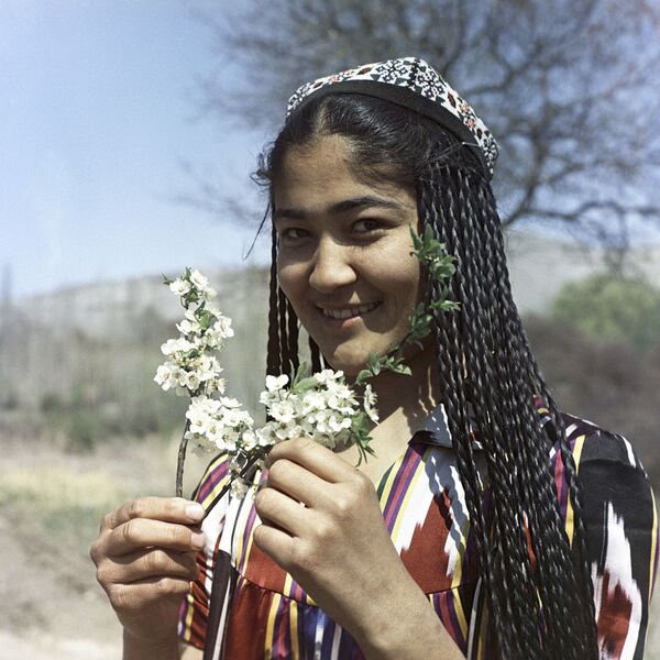 Девушка с цветущей веткой весной, Узбекская ССР, 1967 год - Sputnik Казахстан