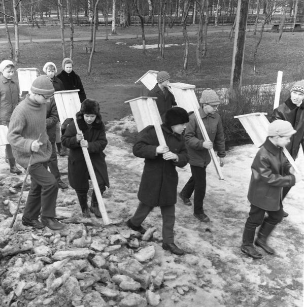 Ленинградские школьники со скворечниками, сделанными своими руками, во время празднования Дня птиц, 1972 год - Sputnik Казахстан