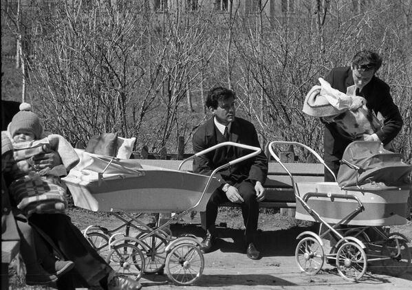 Молодые отцы с детьми весной в московском сквере, 1969 год - Sputnik Казахстан