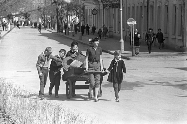 Школьники собирают металлолом, Москва, 1969 год - Sputnik Казахстан