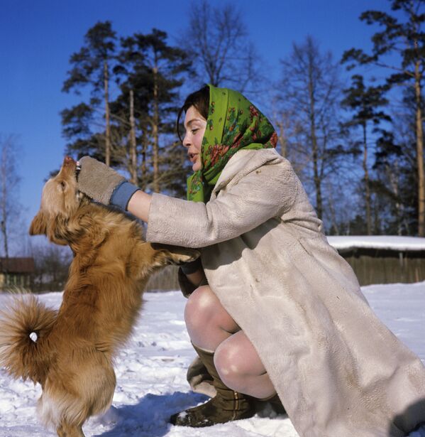 Девушка играет с собакой весной в Переделкино, Подмосковье, 1969 год - Sputnik Казахстан
