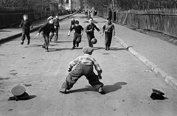 Дети играют в футбол на улице весной в Москве, 1959 год - Sputnik Казахстан