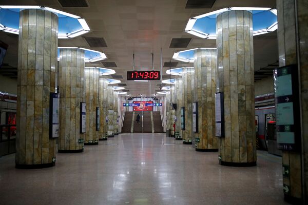 Пассажиры на пустынном вокзале в Пекине - Sputnik Казахстан
