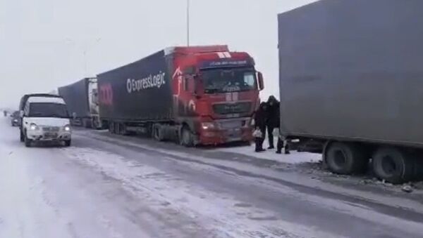 Спасатели доставили еду водителям, застрявшим на трассе близ Нур-Султана - Sputnik Казахстан