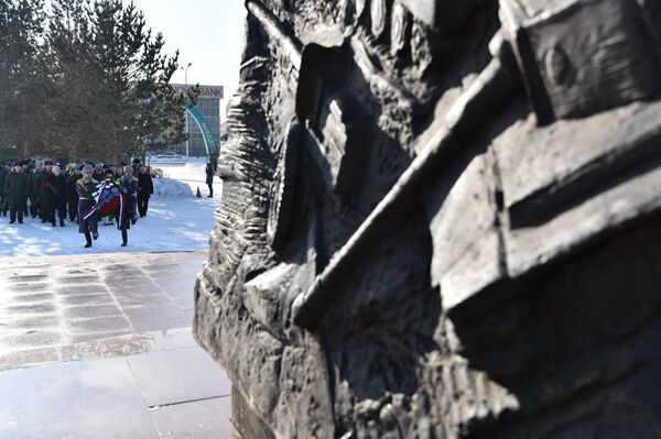 Никто не забыт: в Нур-Султане возложили цветы к памятнику Ивана Панфилова - Sputnik Казахстан