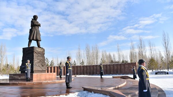 В Нур-Султане возложили цветы к памятнику Ивана Панфилова - Sputnik Казахстан
