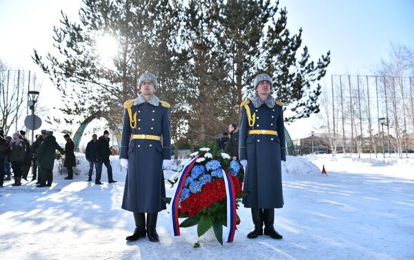 Возложение цветов к памятнику Ивана Панфилова - Sputnik Казахстан