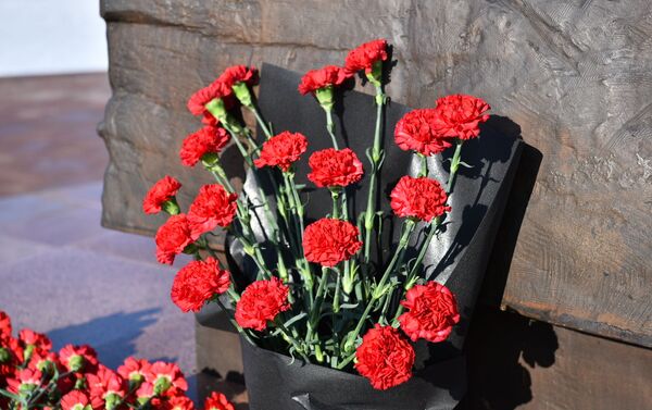 Возложение цветов к памятнику Ивана Панфилова - Sputnik Казахстан