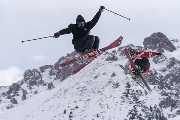 На горном курорте Шымбулак прошли Gorilla Winter Jungle - ежегодные соревнования на самые экстремальные трюки, выполненные мастерами полетов на сноуборде и лыжах - Sputnik Казахстан