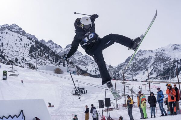 На горном курорте Шымбулак прошли Gorilla Winter Jungle - ежегодные соревнования на самые экстремальные трюки, выполненные мастерами полетов на сноуборде и лыжах - Sputnik Казахстан