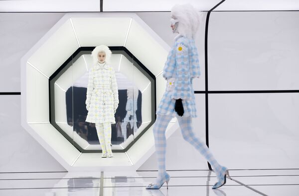 Модели представляют коллекцию Moncler на неделе моды в Милане - Sputnik Казахстан