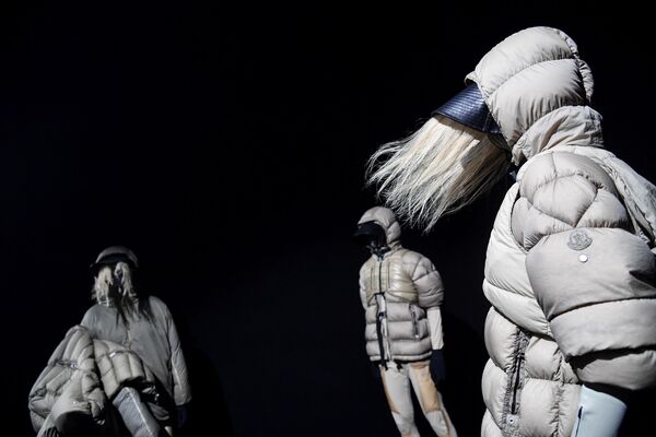 Модели представляют коллекцию Moncler на неделе моды в Милане - Sputnik Казахстан