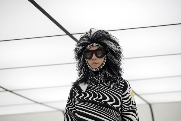 Модели представляют коллекцию Moncler на неделе моды в Милане  - Sputnik Казахстан