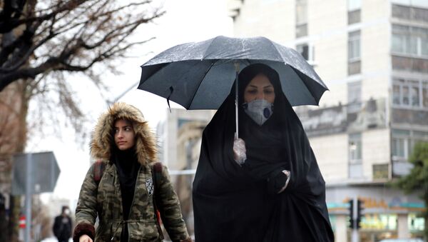 Женщина в маске в Тегеране - Sputnik Казахстан