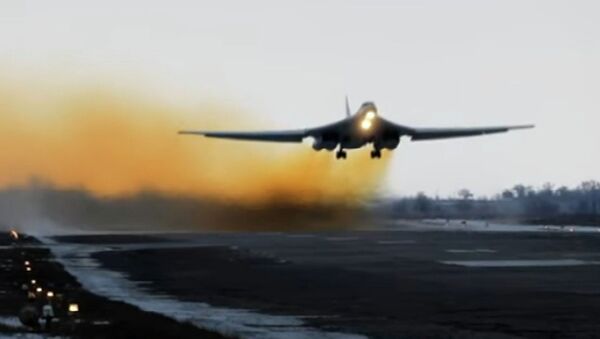 Видео полета стратегических ракетоносцев Ту-160 - видео - Sputnik Казахстан