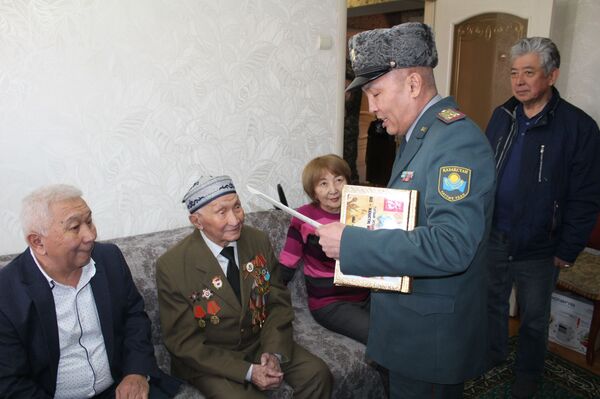 Ветерану Панфиловской дивизии вручили письмо от президента Казахстана - Sputnik Казахстан