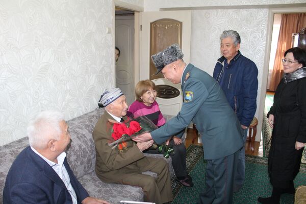 Ветерану Панфиловской дивизии вручили письмо от президента Казахстана - Sputnik Казахстан