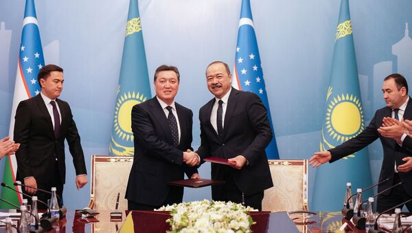 Аскар Мамин принял участие в форуме межрегионального сотрудничества Казахстана и Узбекистана в Ургенче  - Sputnik Казахстан