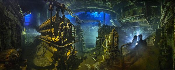 Снимок THE ENGINE немецкого фотографа Tobias Friedrich,  победивший в категории Wrecks конкурса The Underwater Photographer of the Year 2020  - Sputnik Казахстан