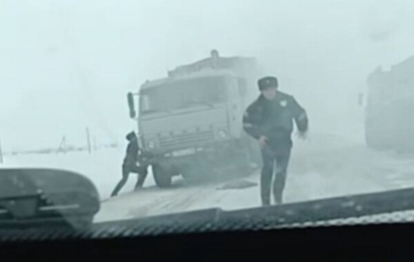На трассе в Северо-Казахстанской области полицейские помогли потушить горящий КамАЗ - Sputnik Казахстан