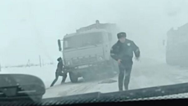 На трассе в Северо-Казахстанской области полицейские помогли потушить горящий КамАЗ - Sputnik Казахстан