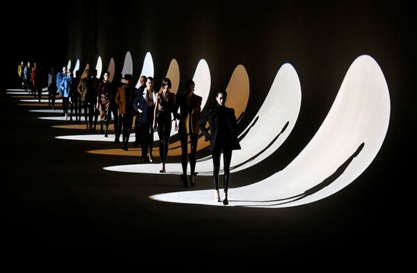 Модели представляют творения дизайнера Anthony Vaccarello на Неделе моды в Париже - Sputnik Казахстан