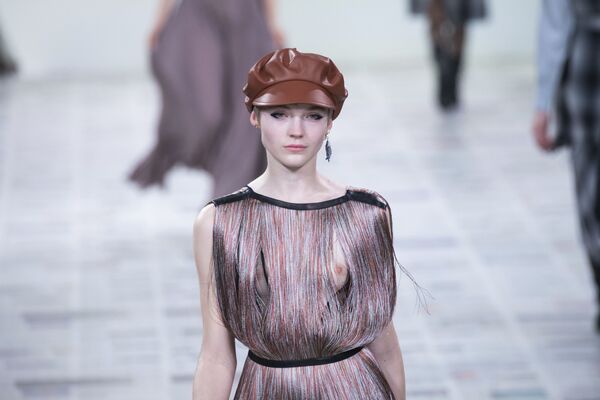 Модели в наряде модного дома Dior на Неделе моды в Париже - Sputnik Казахстан