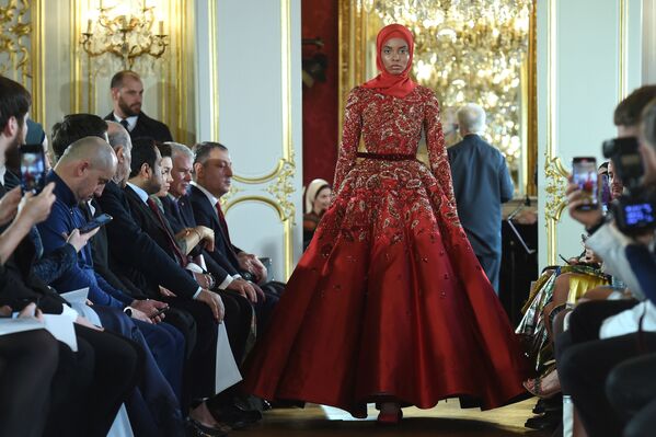 Модель представляет творение Firdaws на показе коллекции женской одежды осень-зима 2020-2021 в Париже - Sputnik Казахстан